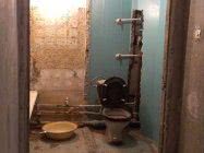 Демонтаж перегородки сантехкабины Удаление стены между ванной и туалетом